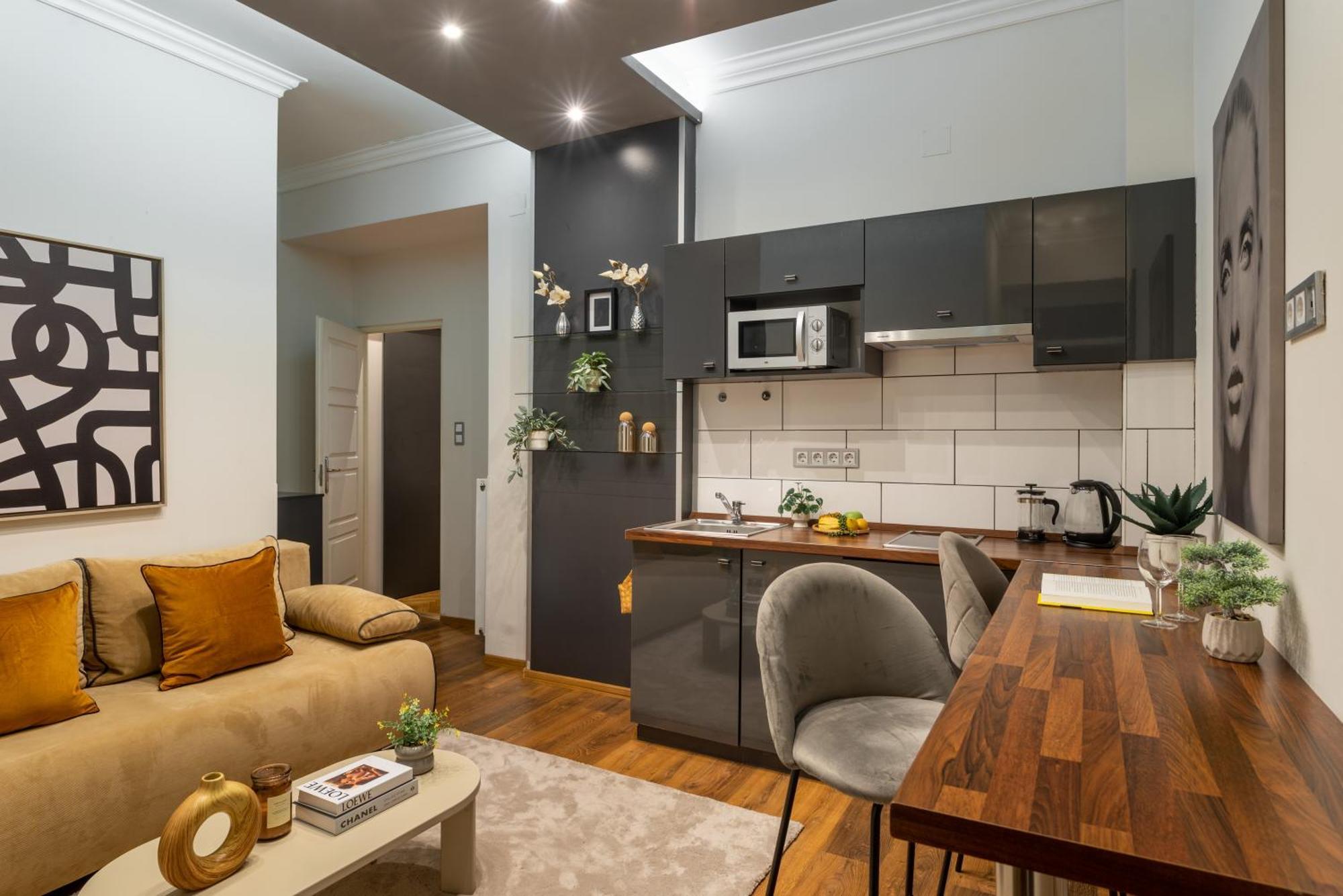 Super Cosy 3br Near Newyork Cafe With Balcony Apartmán